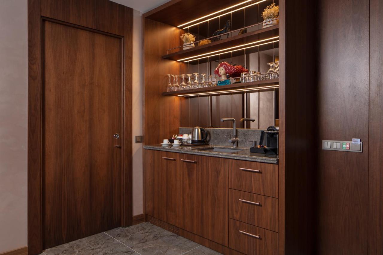Lionel Hotel Istanbul Luaran gambar A wet bar in a hotel suite